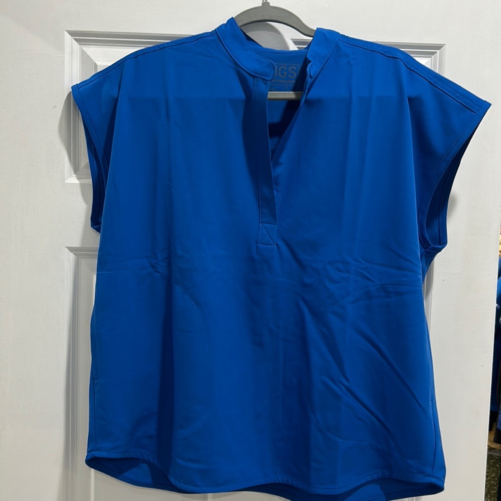 Figs scrub top